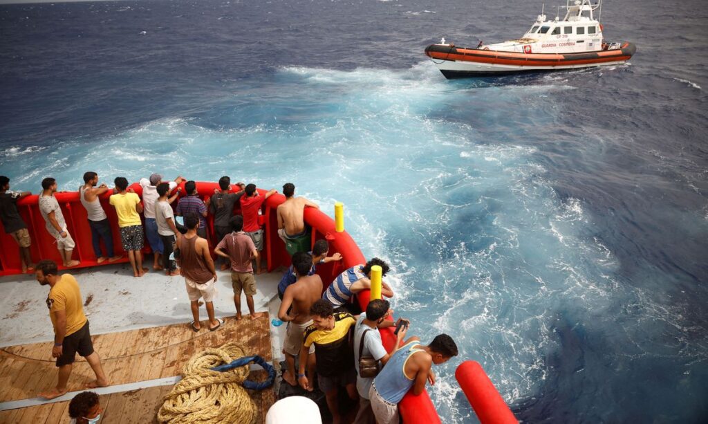 Barcos naufragam com imigrantes na Itália