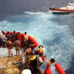 Barcos naufragam com imigrantes na Itália