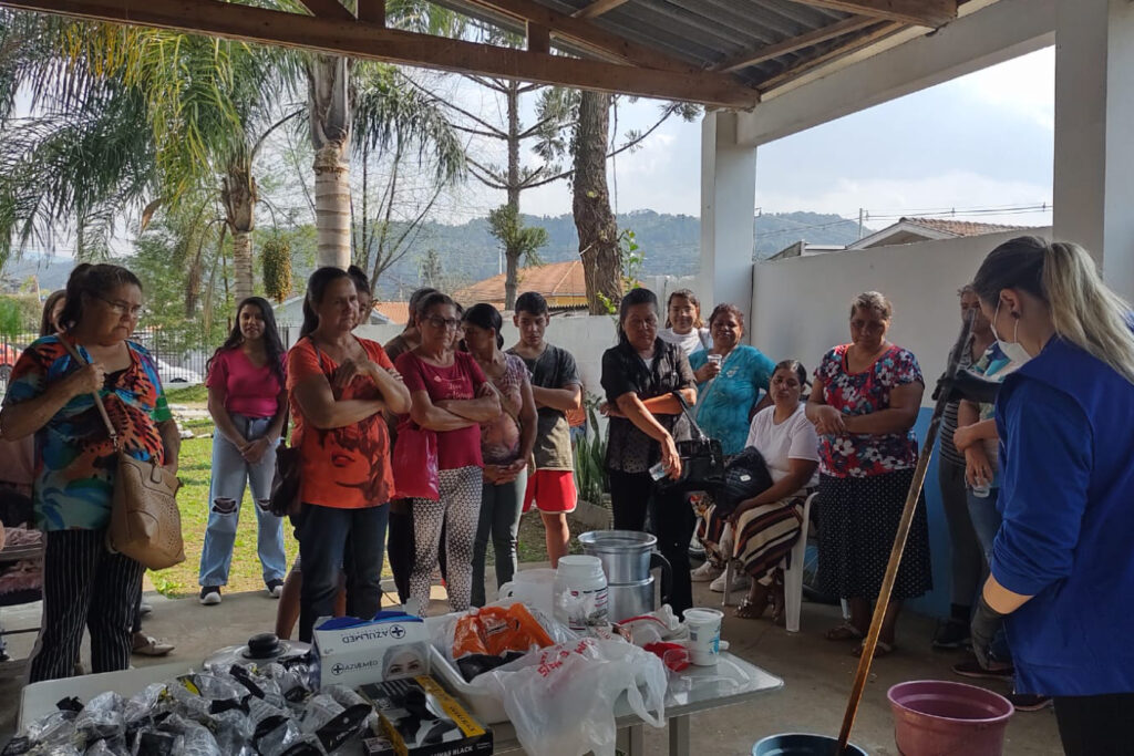 Mulheres fazem sabão ecológico