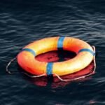 barco à deriva no Atlântico