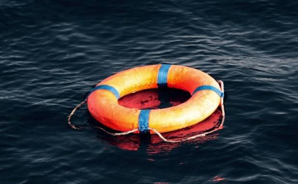 barco à deriva no Atlântico