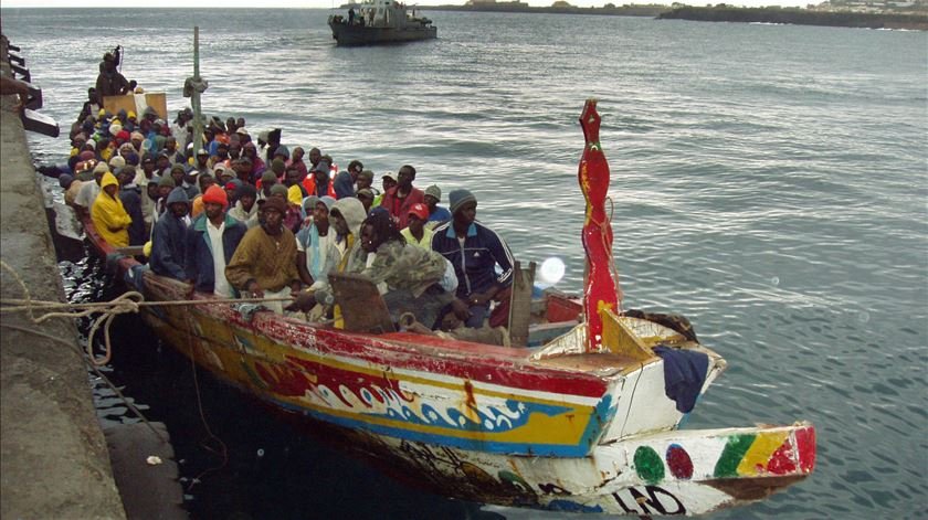 63 pessoas morrem de fome em um barco à deriva no Atlântico