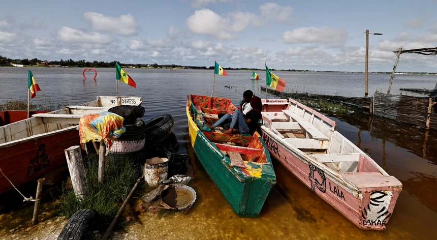 63 pessoas morrem de fome em um barco à deriva no Atlântico