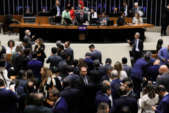 Câmara conclui votação do arcabouço fiscal.