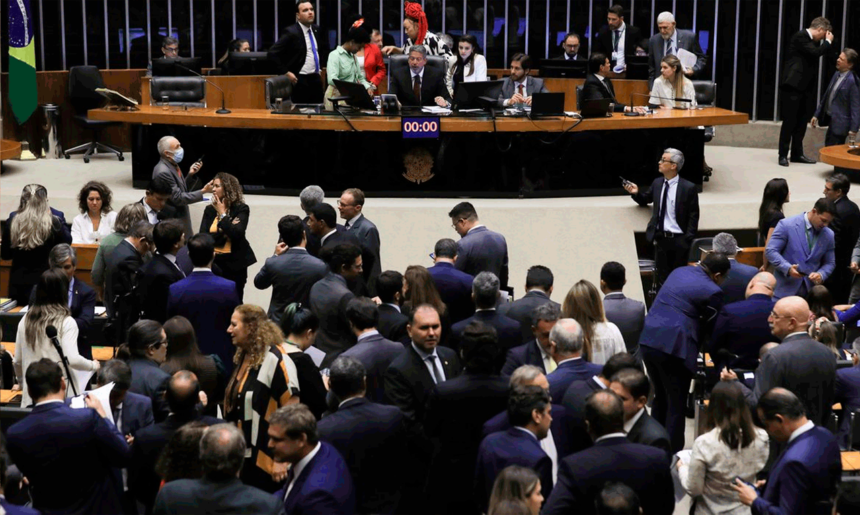 Câmara conclui votação do arcabouço fiscal.