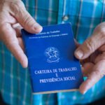 Carteira de Trabalho. Senhor a procura de vagas de emprego