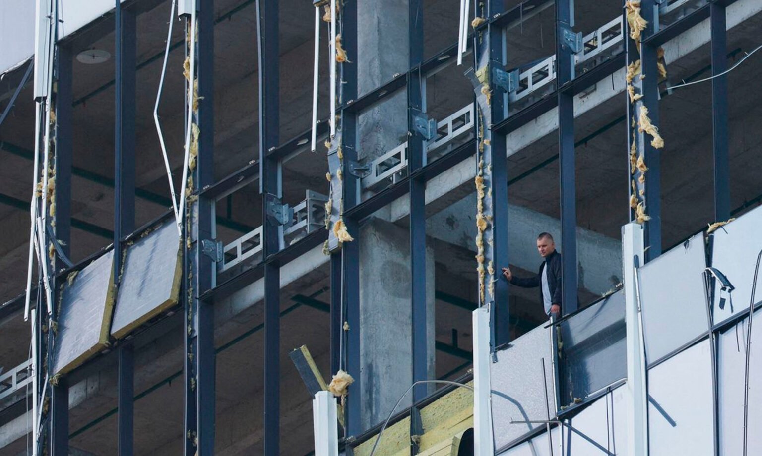 Drones ucranianos atingem seis regiões russas e destroem aviões