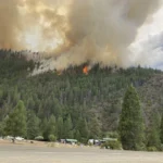 Cidade se esvazia enquanto milhares fogem de incêndio perto da capital dos Territórios do Noroeste do Canadá