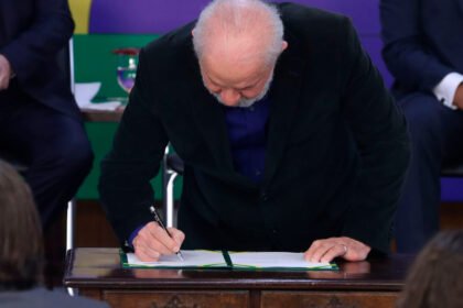 Lula assina medida provisória para taxar fundos de super-ricos