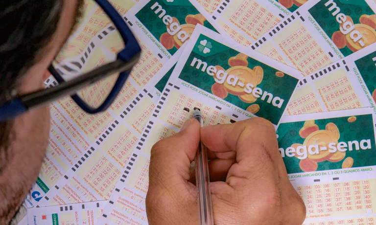 Mega-Sena apostador preenchendo o volante