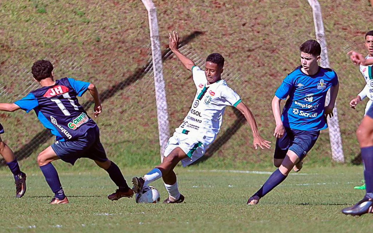 Maringá Futebol Clube - Maringá Futebol Clube renova o contrato com o  zagueiro Wesley Santos até outubro de 2025