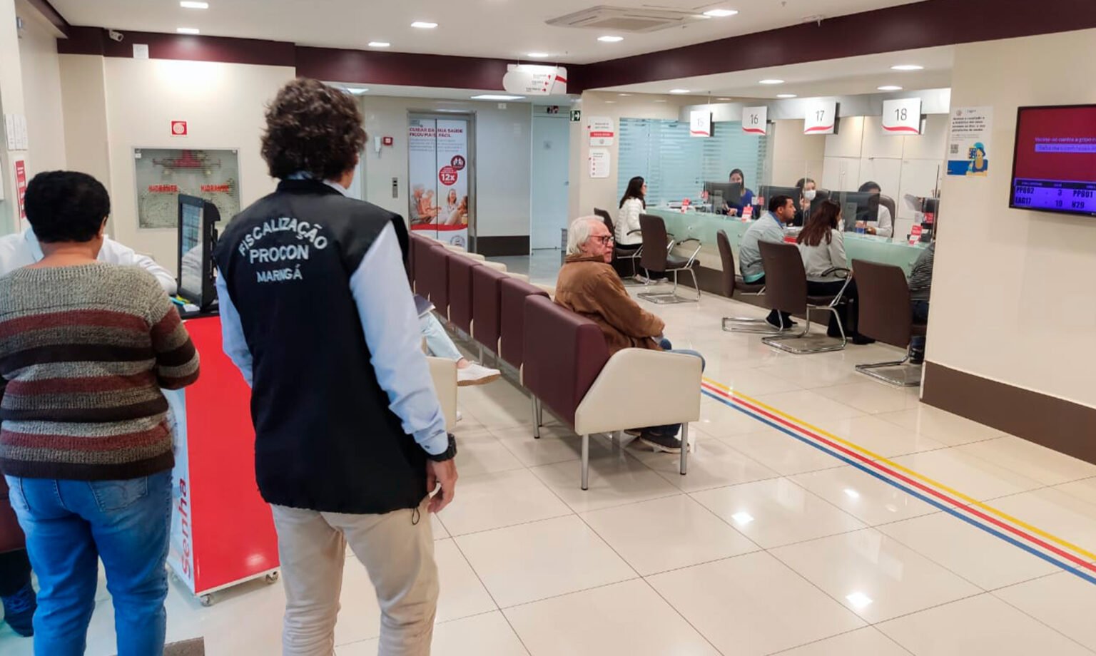 Procon vistoria laboratório atendendo reclamação de consumidores