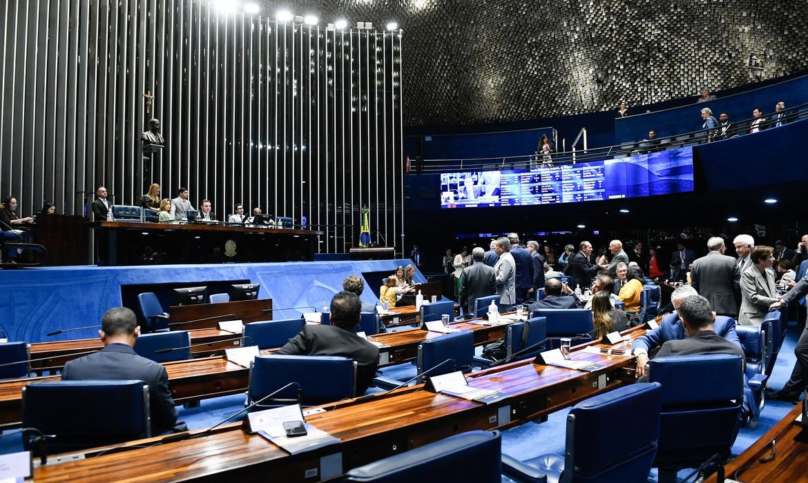 Plenário do Senado aprova MP que aumenta salário mínimo e amplia isenção do Imposto de Renda, nesta quinta, 24/08