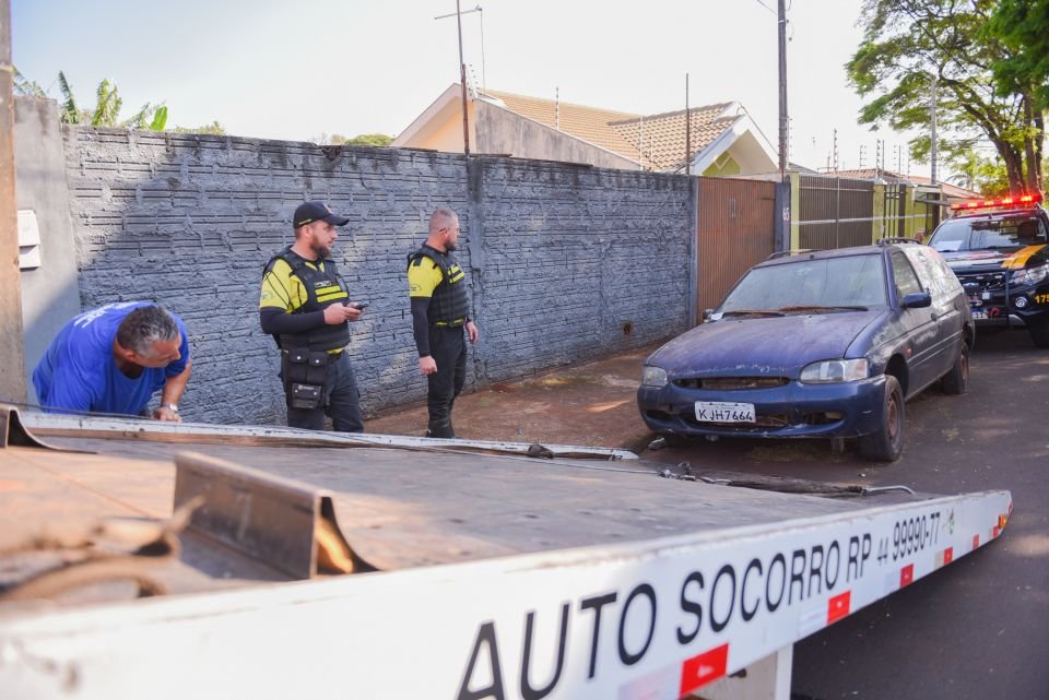 Prefeitura inicia remoção de veículos em estado de abandono das ruas da cidade