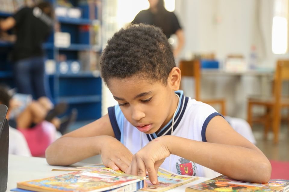 Pela primeira vez, Prefeitura abre biblioteca de escola municipal no sábado para comunidade