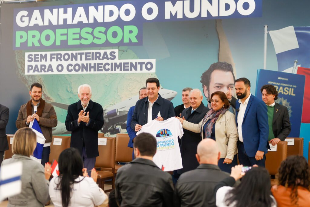 99 professores do Paraná vão embarcar em outubro para cursos no Canadá e Finlândia