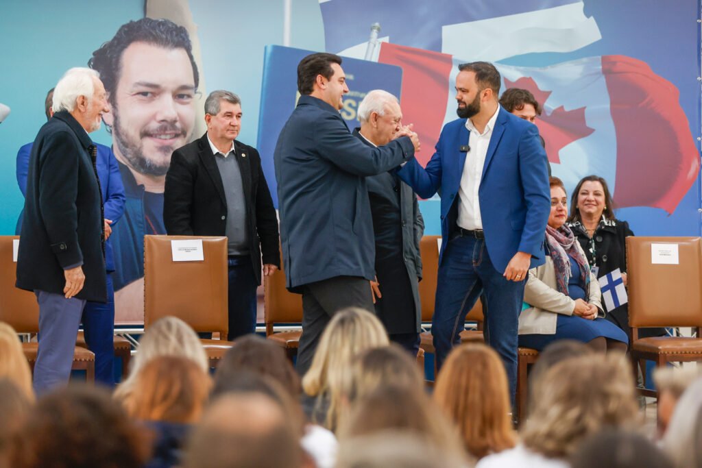 99 professores do Paraná vão embarcar em outubro para cursos no Canadá e Finlândia