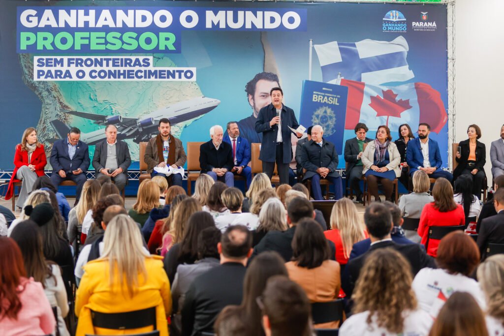 99 professores do Paraná vão embarcar em outubro para cursos no Canadá e Finlândia