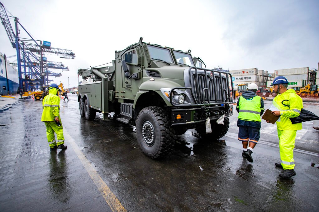 Porto de Paranaguá recebe 20 viaturas blindadas do Exército fabricadas nos EUA