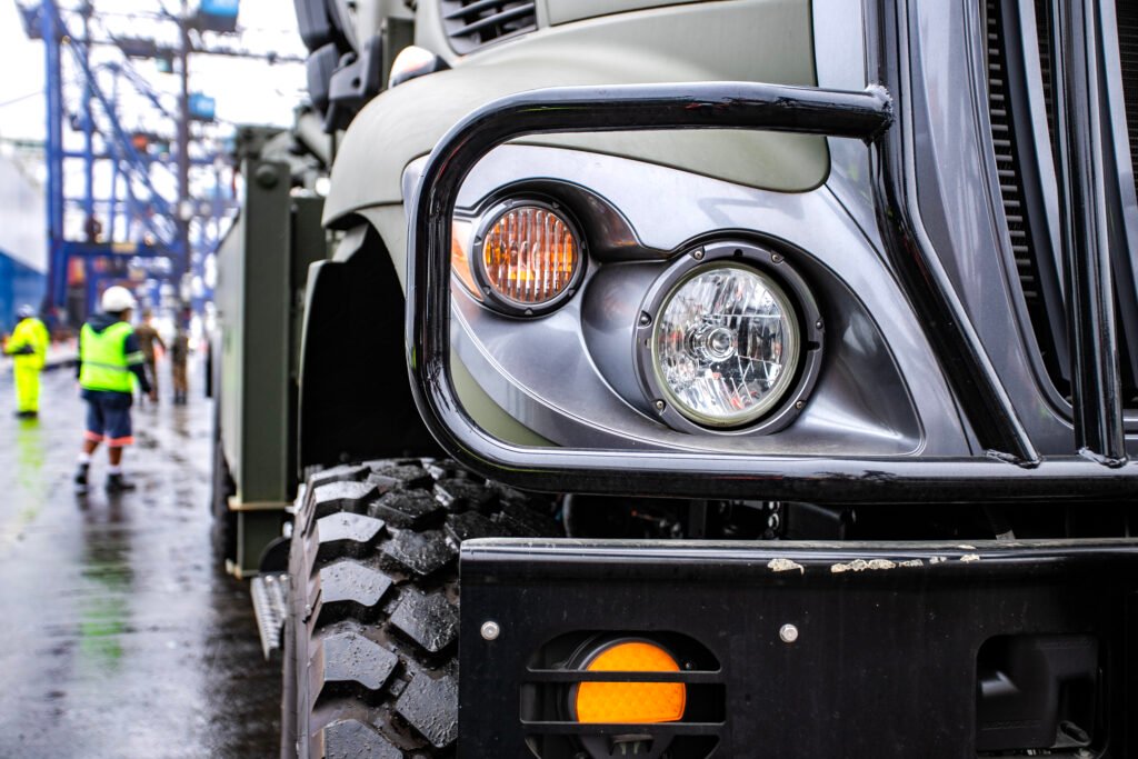 Porto de Paranaguá recebe 20 viaturas blindadas do Exército fabricadas nos EUA