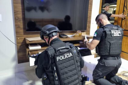 Polícia Civil e Ministério Público cumprem mais de 100 ordens judiciais contra grupo criminoso na manhã desta terça, 8