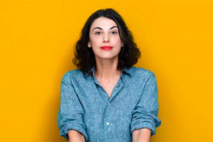 Giovana Madalosso é jornalista, escritora, roteirista e colunista da Folha de São Paulo.