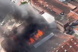 Incêndio destrói parte do Mercado da Encruzilhada, no Recife