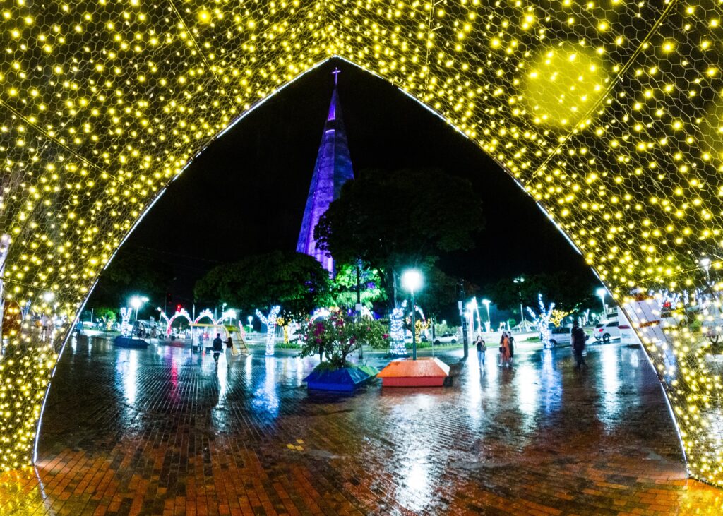 Centro de Maringá, praça da prefeitura, vista da catedral entre enfeite de Natal