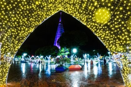 Centro de Maringá, praça da prefeitura, vista da catedral entre enfeite de Natal