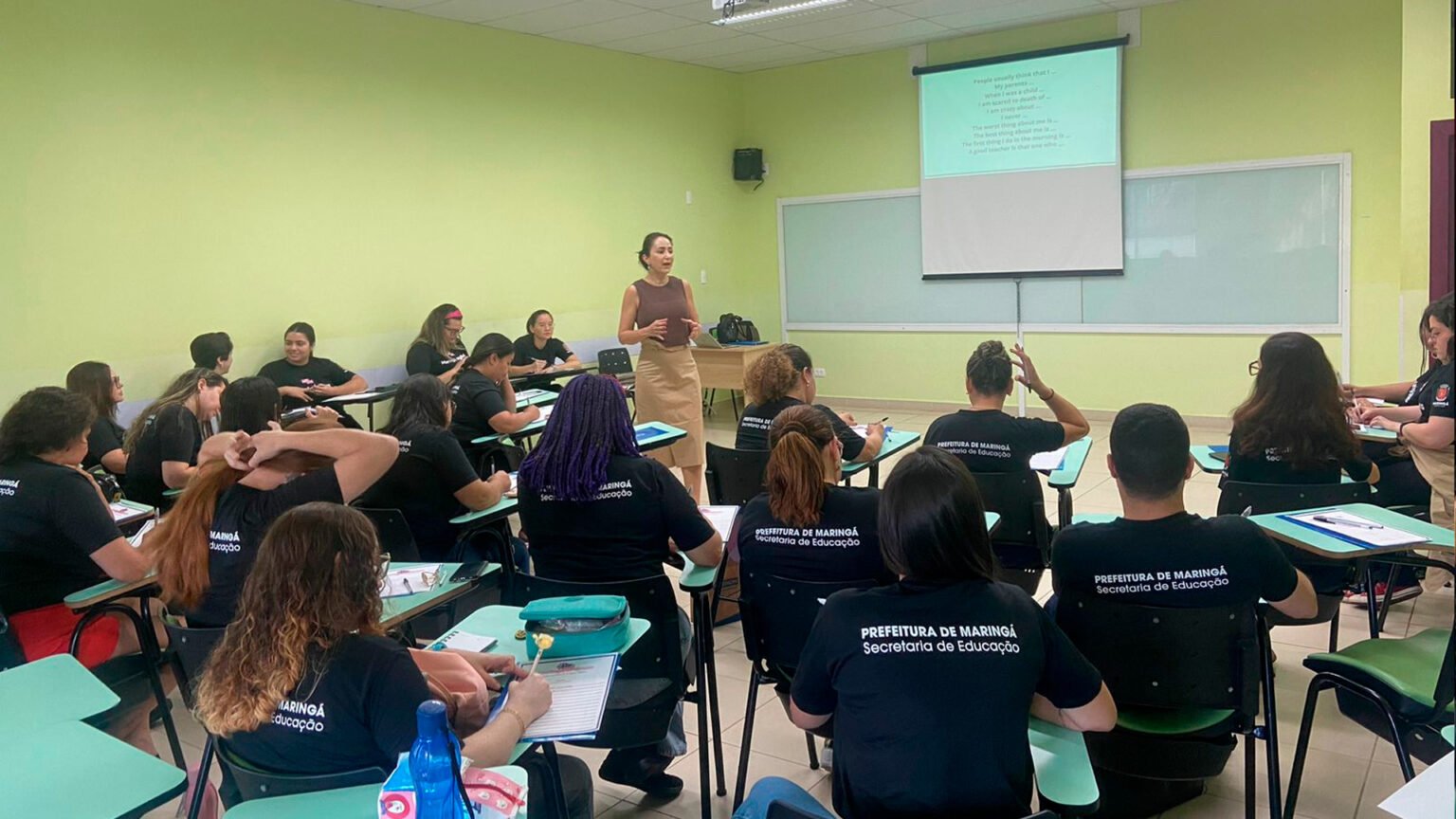 Prefeitura garante ensino de qualidade e realiza primeiro evento científico de língua inglesa para professores da rede municipal