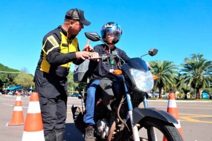 orientações para motoristas e pedestres