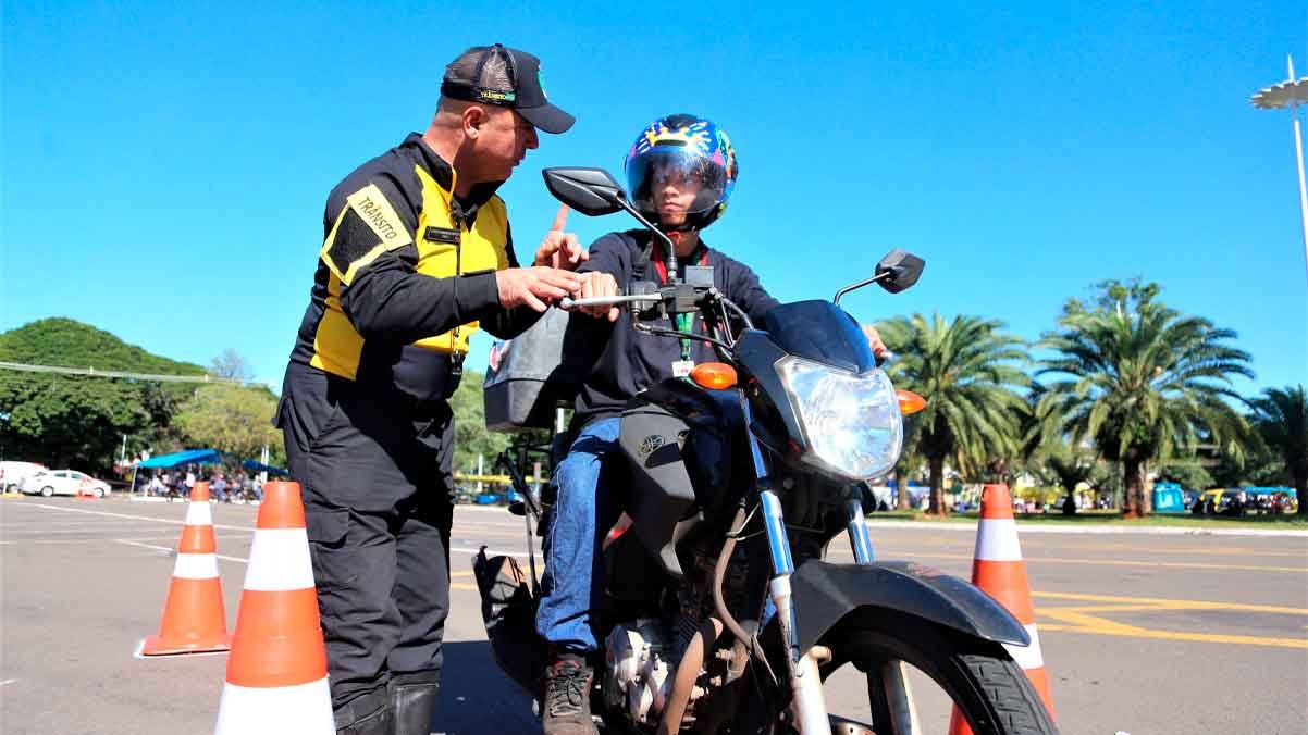 orientações para motoristas e pedestres