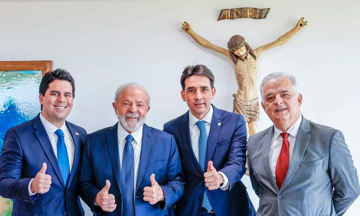 13.09.2023 - Presidente da República, Luiz Inácio Lula da Silva (PT), durante reunião com o Ministro de Portos e Aeroportos, Márcio França, Deputado Federal Silvio Costa Filho (Republicanos- PE) e Deputado Federal André Fufuca (PP-MA), no Palácio do Planalto. Brasília - DF. Foto: Ricardo Stuckert / PR