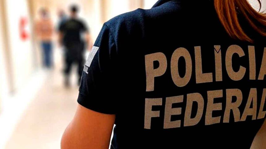 Mulher com camiseta da Polícia Federal