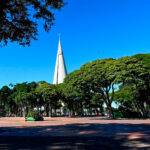 Praça-da-Prefeitura-de-Maringá-com-vista-da-catedral