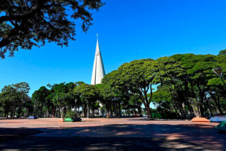 Praça-da-Prefeitura-de-Maringá-com-vista-da-catedral