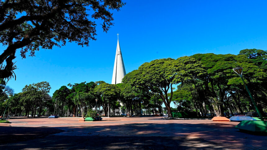 Praça-da-Prefeitura-de-Maringá-com-vista-da-catedral