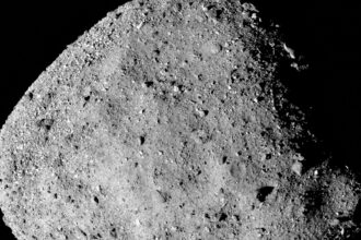 rocha de Bennu, um asteroide rico em Carbono, descoberto em 1999 e classificado como “objeto próximo à Terra”