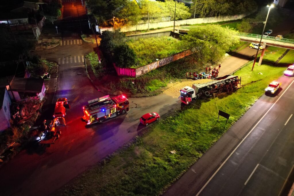 Polícia Militar encontra 3,2 toneladas de maconha em carreta tombada em Cascavel
Foto: PMPR