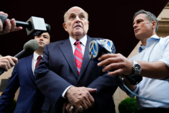Giuliani, um aliado de longa data de Trump que também atuou como advogado do colega republicano, enfrenta uma enxurrada de honorários advocatícios, multas, sanções e danos relacionados ao seu trabalho ajudando Trump a tentar anular as eleições de 2020 e outros casos .