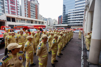 Paraná vai mandar mais 50 bombeiros para o Rio Grande do Sul neste domingo