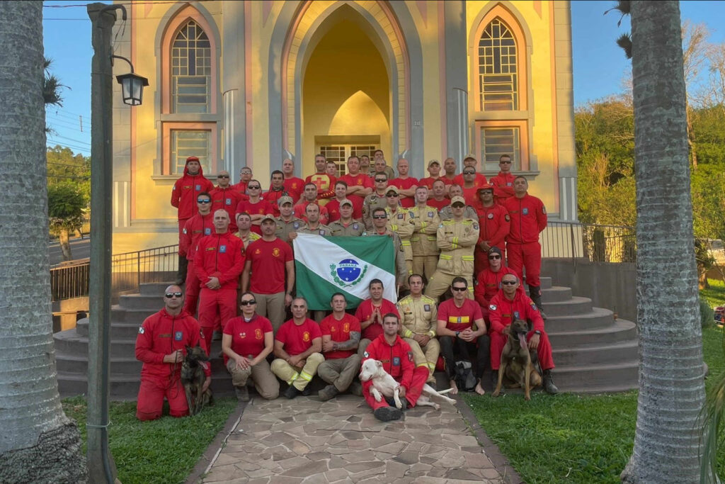 Corpo de Bombeiros do Paraná renova equipe em missão no Rio Grande do Sul