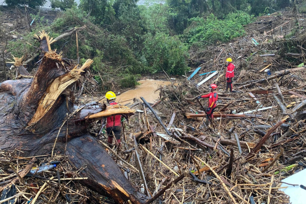 Corpo de Bombeiros do Paraná renova equipe em missão no Rio Grande do Sul