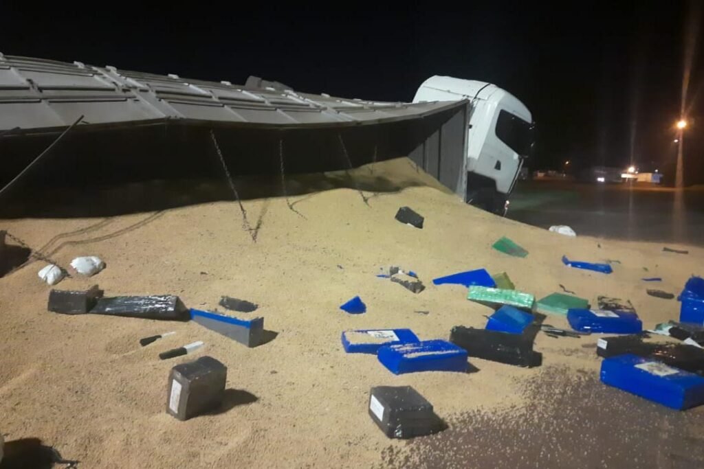 Polícia Militar encontra 3,2 toneladas de maconha em carreta tombada em Cascavel
Foto: PMPR