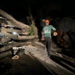 O número de imóveis sem energia foi reduzido de 65 mil para 14 mil na manhã desta terça. As equipes da Prefeitura, Copel, Corpo de Bombeiros e Defesa Civil Municipal seguem nas ruas e trabalham de forma ininterrupta para realizar a limpeza, desobstrução das vias e atendimento das famílias. 