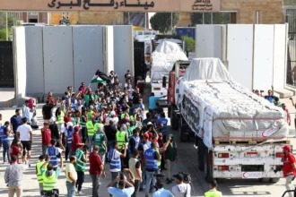 Caminhões com ajuda humanitária entram na Faixa de Gaza