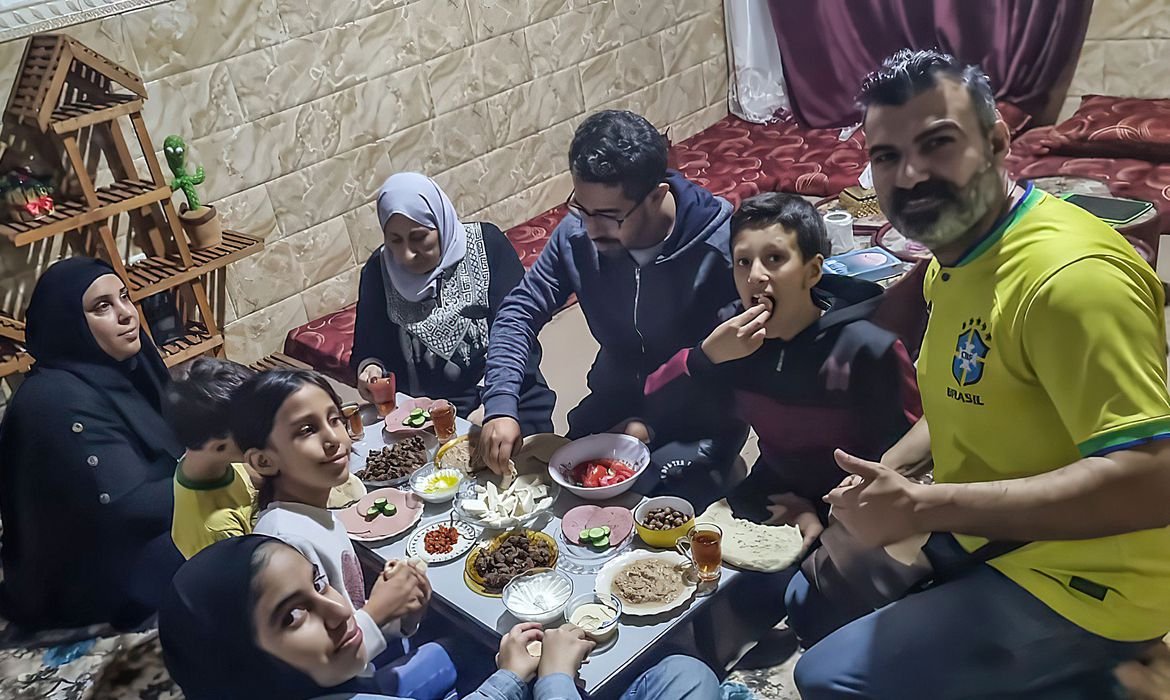 Grupo com 28 brasileiros aguarda evacuação em Rafah na Faixa de Gaza fronteira com o Egito