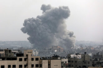Hospital de Gaza é danificado em intensos bombardeios de Israel nas proximidades