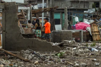 México registra 27 mortos pelo furacão Otis e contabiliza prejuízos