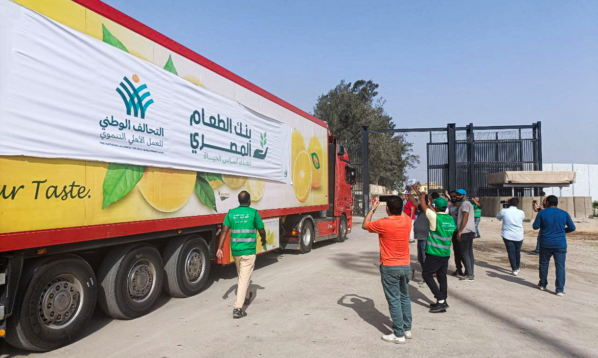 Novo comboio de 19 caminhões com ajuda humanitária entra na Faixa de Gaza